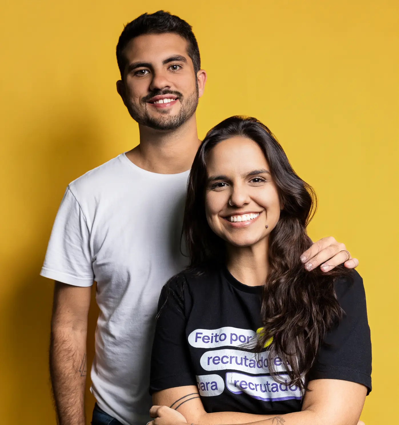 Paula Morais e Augusto Frazão, fundadores da InHire; a camiseta diz 'feito por recrutador para recrutador'